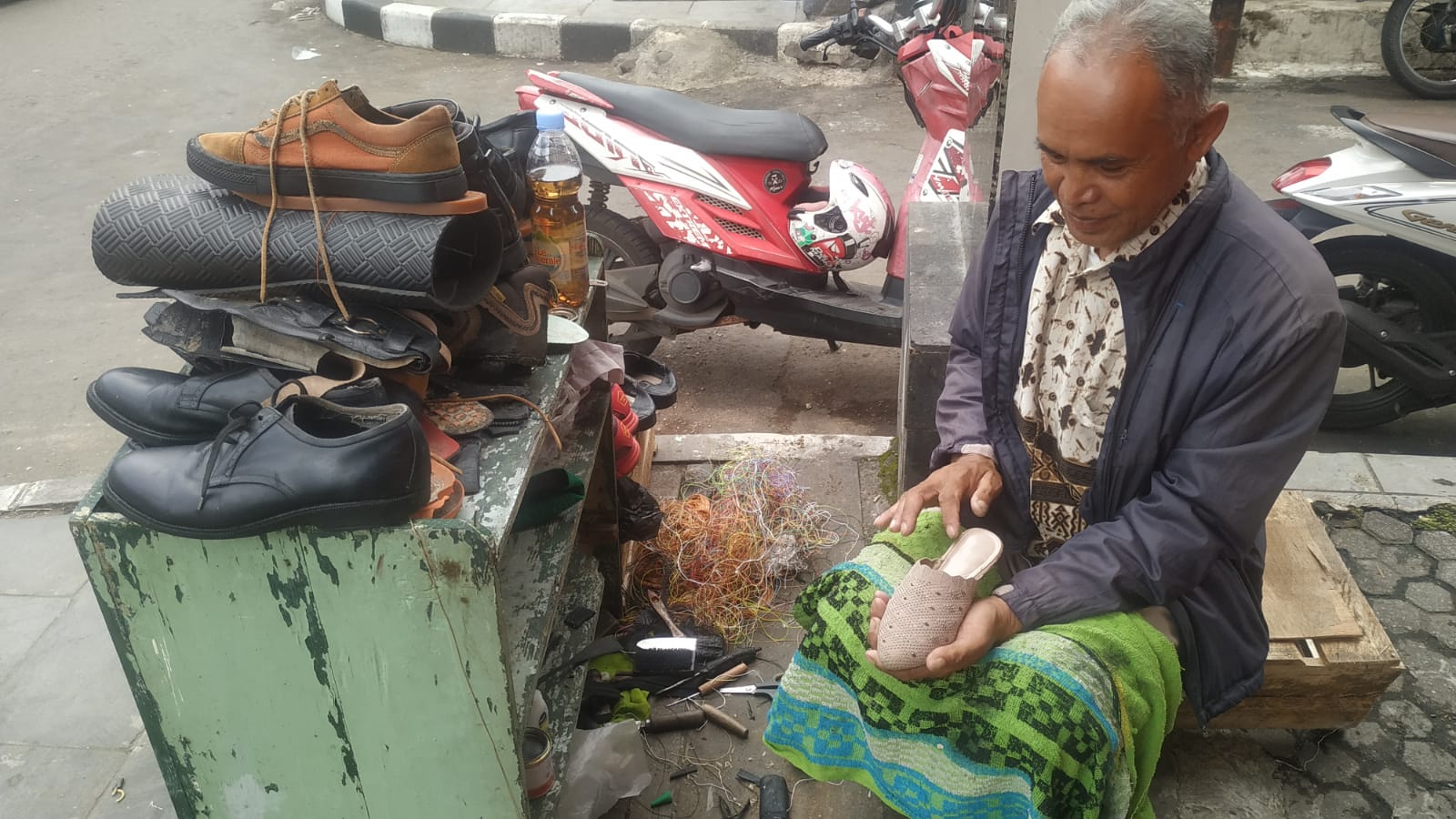 Harapan Tukang Sol Sepatu di Sukabumi untuk Calon Presiden 2024