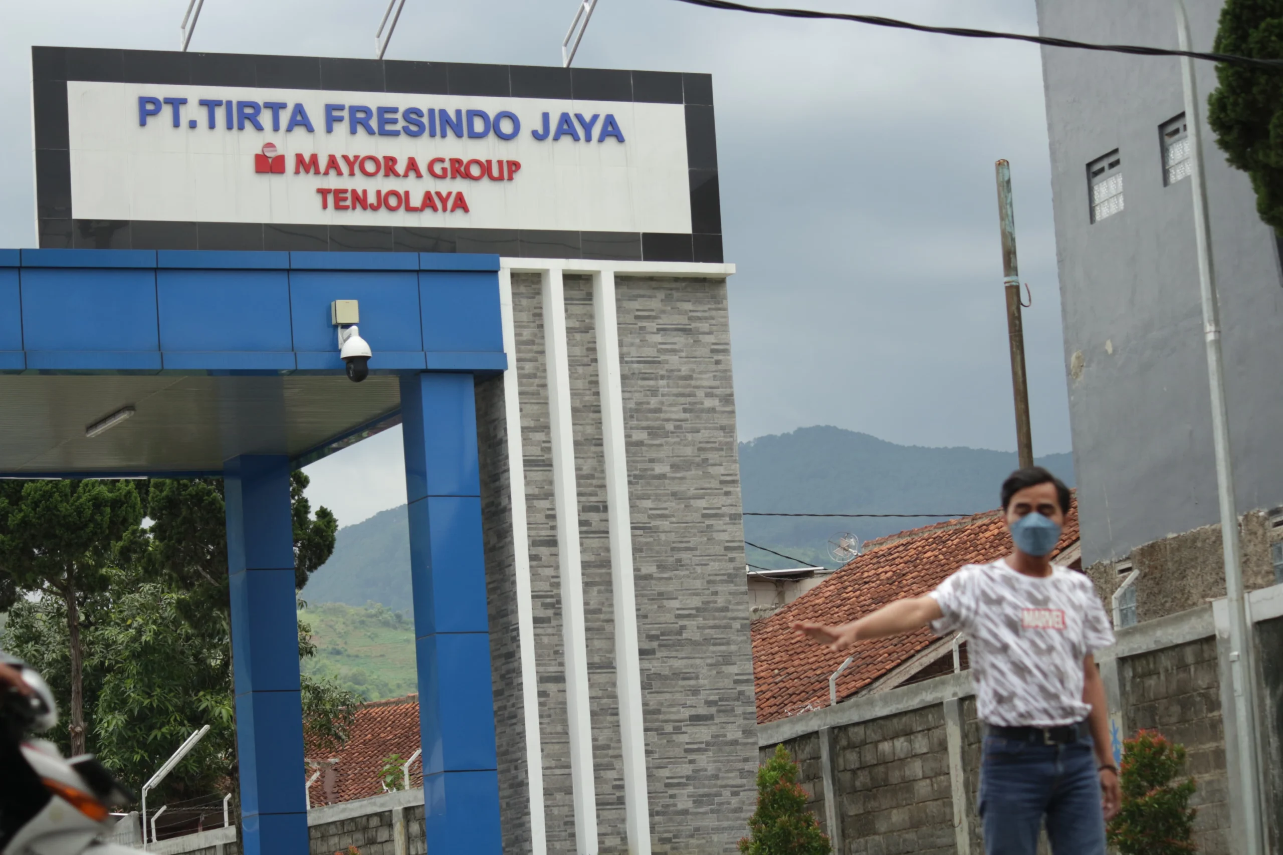 PT Tirta Fresindo Jaya dari Mayora Group yang berdiri di wilayah Desa Tenjolaya, Kecamatan Cicalengka, Kabupaten Bandung.