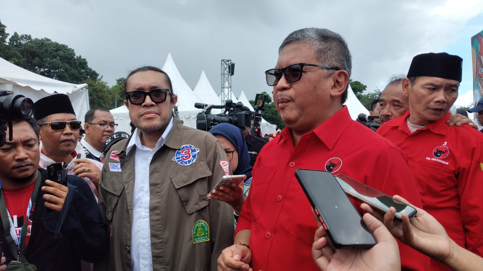 Sekretaris TPN Ganjar-Mahfud, Hasto Kristiyanto selepas kampanye akbar perdana di Bandung, Minggu (21/1).