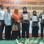 394 KK di Cicalengka Bandung Belum Punya Penanak Nasi, Sejumlah Warga Tersenyum Dapat Bantuan AML