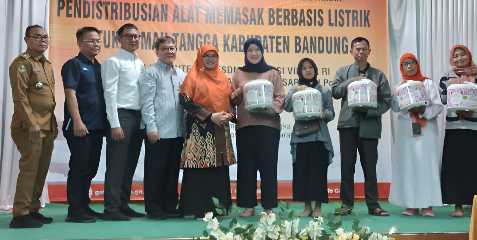 394 KK di Cicalengka Bandung Belum Punya Penanak Nasi, Sejumlah Warga Tersenyum Dapat Bantuan AML
