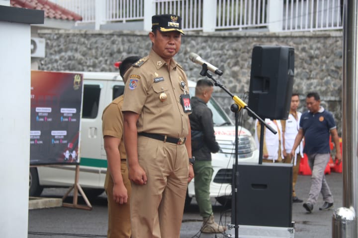 Pj Bupati Bogor, Asmawa Tosepu saat memimpin Apel di Kecamatan Babakan Madang, Kabupaten Bogor.
