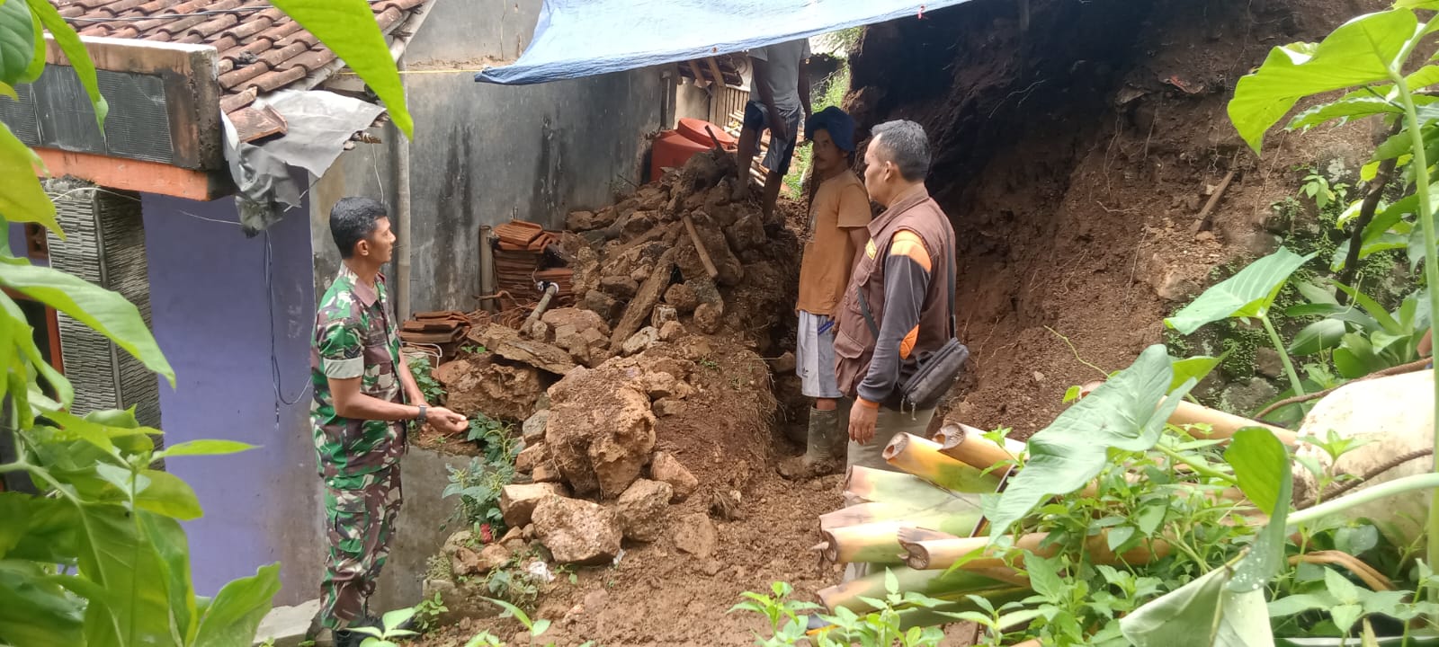 3 Unit Rumah di Cibadak Sukabumi terancam tanah longsor.