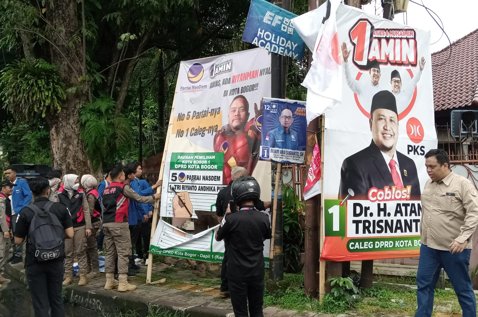 Tim gabungan saat mengeksekusi sejumlah APK yang melanggar aturan di Simpang Jalan Sancang, Kota Bogor, Selasa (23/1).