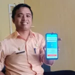 Kepala Bidang Kepegawaian BKSDM Kota Banjar, Irfan Fauzi menunjukkan aplikasi eOffice Kota Banjar di hape pintar miliknya di kantor BKPSDM Kota Banjar, Selasa 23 Januari 20204.