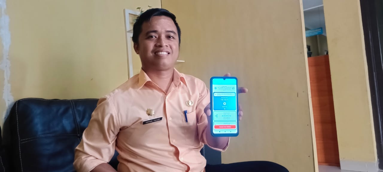 Kepala Bidang Kepegawaian BKSDM Kota Banjar, Irfan Fauzi menunjukkan aplikasi eOffice Kota Banjar di hape pintar miliknya di kantor BKPSDM Kota Banjar, Selasa 23 Januari 20204.