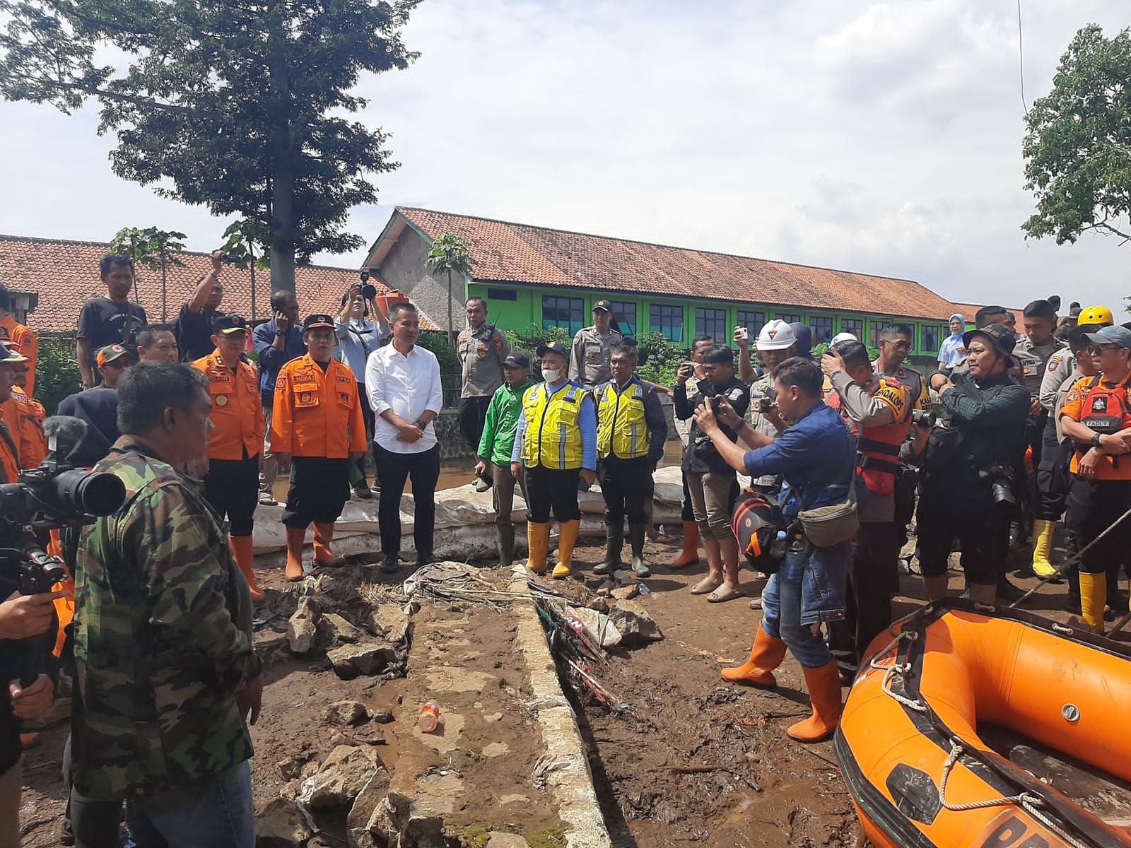 PJ Gubernur Jawa Barat Bey Machmudin beserta jajarannya mengungjungi lokasi jebolnya tanggul Sungai Cigede di Kampung Lamajang, Desa Citeureup, Kecamatan Dayeuhkolot, Kabupaten Bandung, Jumat (12/1/2024).
