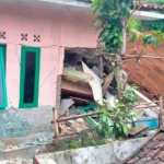 10 rumah di kampung Cibatu, Desa Sekarwangi Kecamatan Cibadak kabupaten Sukabumi terhantam longsor 4 lainnya terancam.