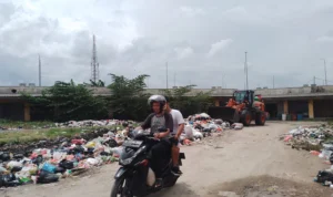 Pembersihan sampah di Pasar Sehat Cileunyi, Kabupaten Bandung gunakan satu unit alat berat. (Yanuar/Jabar Ekspres)