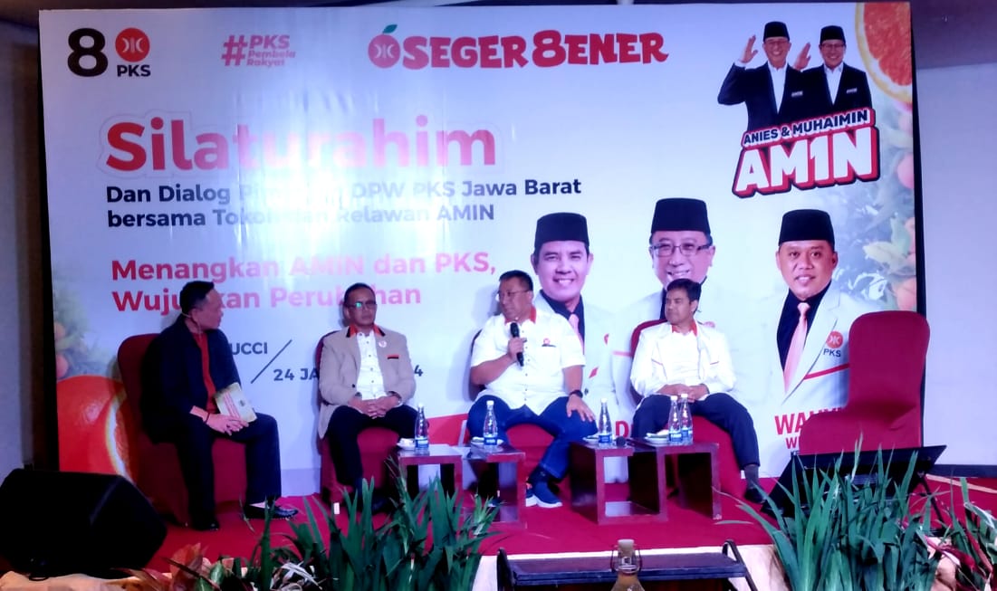 Ketua DPW PKS Jabar Haru Suandharu saat berdialog dengan sejumlah tokoh dan relawan di Bandung, Rabu (24/01)
