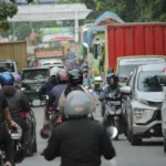 Kepadatan arus lalu lintas di Jalan Gedebage Selatan, Kota Bandung.