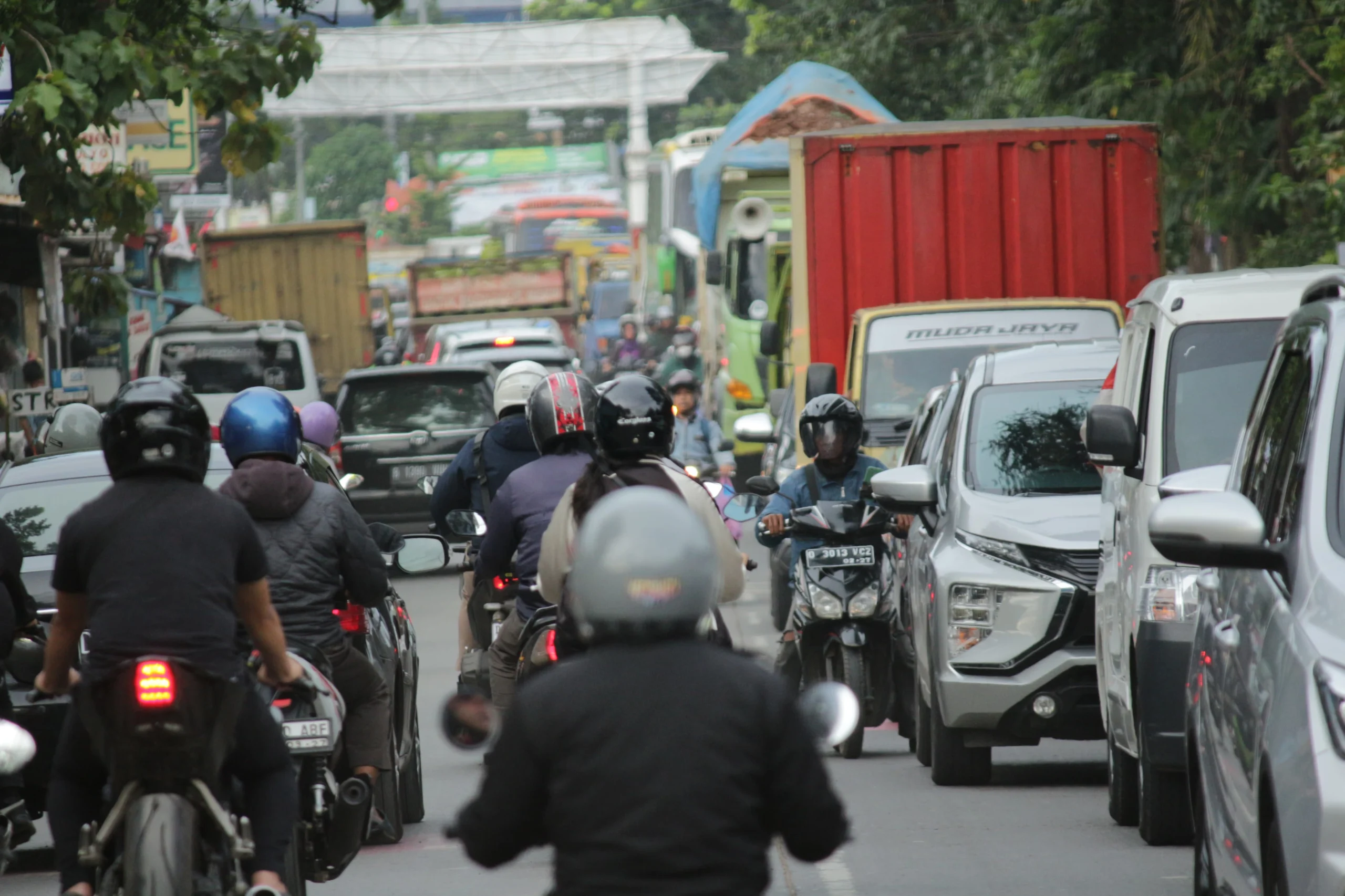 Kepadatan arus lalu lintas di Jalan Gedebage Selatan, Kota Bandung.