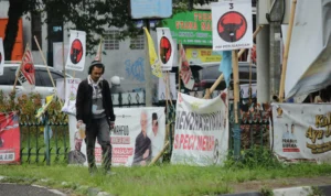 Satpol PP Jabar: Alat Peraga Kampanye (APK) Parpol memenuhi ruas trotoar di kawasan Bunderan Cibiru, Kota Bandung.
