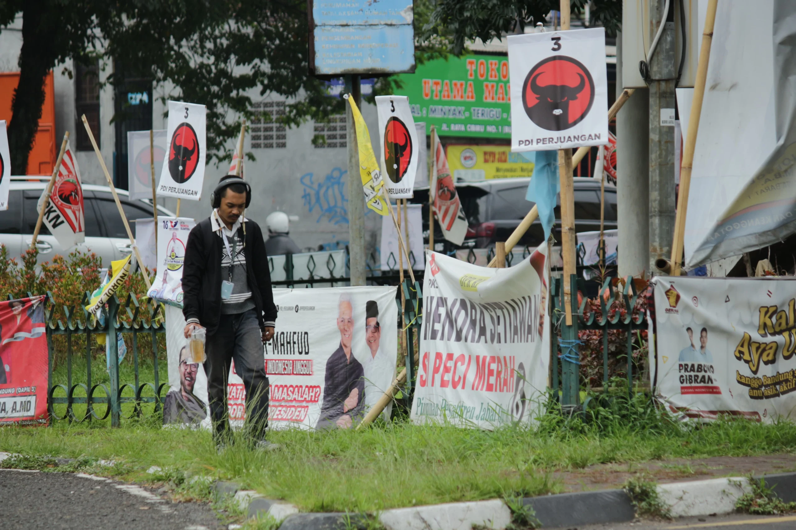 Satpol PP Jabar: Alat Peraga Kampanye (APK) Parpol memenuhi ruas trotoar di kawasan Bunderan Cibiru, Kota Bandung.