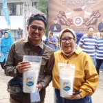 Doc. (Kiri) Inovator Pangan Lokal Cimahi, Agus Fatoni (Kanan) Kadisdagkoperin Kota Cimahi, Hella Haerani menunjukkan Produk Tepung Mocaf Asli Cimahi (mong)