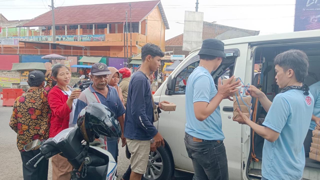 Komunitas Sarasa KBB saat membagikan paket makan siang kepada masyarakat di Jalan Raya Padalarang. Sabtu (27/1).