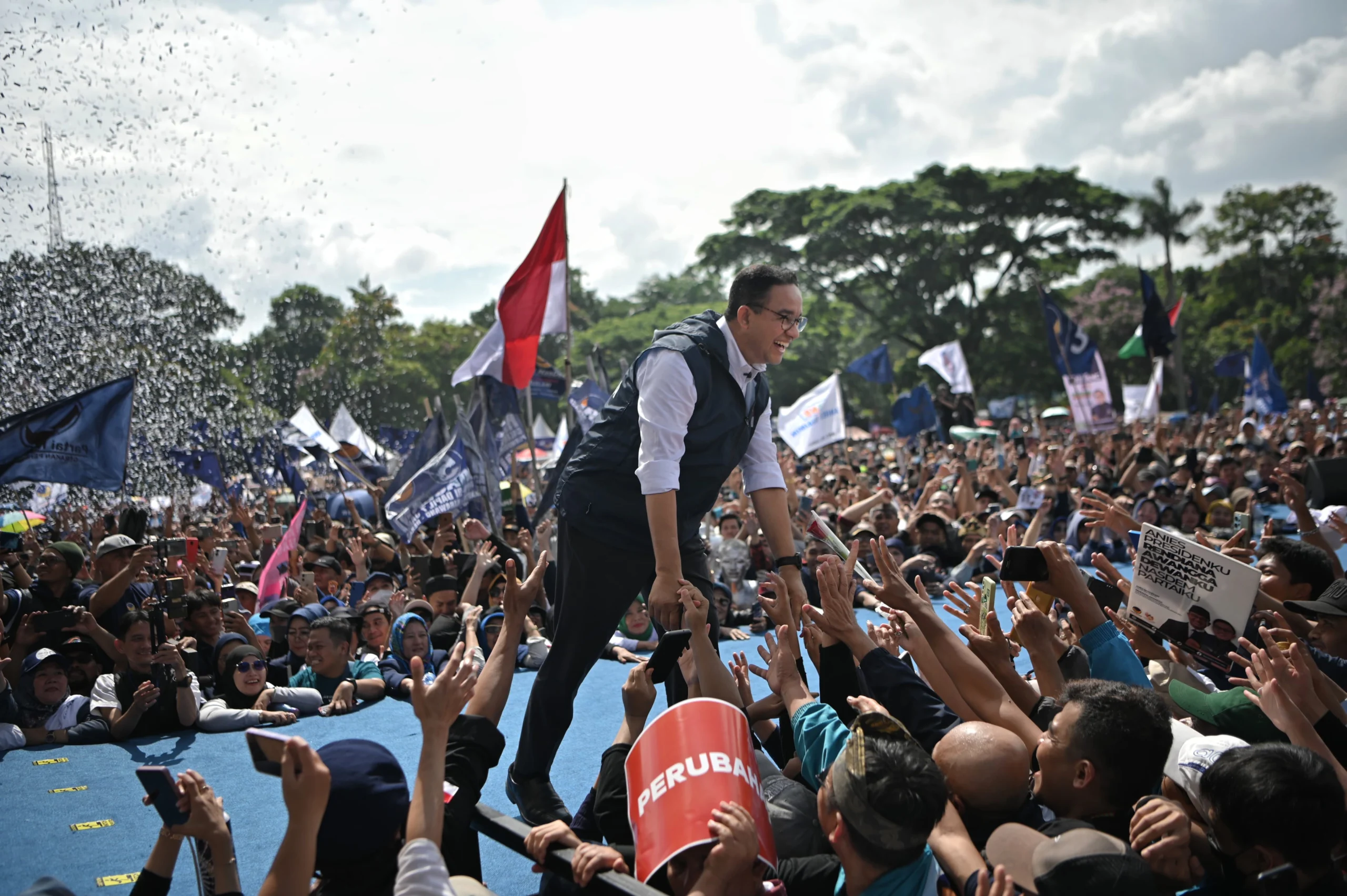 Capres nomor urut 01, Anies Baswedan bersyukur dengan antusiasme warga Bandung yang mengikuti kampanye akbar Partai NasDem bertajuk Saatnya Menang untuk Perubahan di Lapangan Tegal Lega, Minggu (28/1).