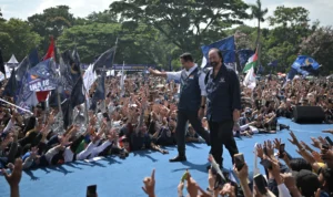 Anies Baswedan dan Surya Paloh menyapa warga yang hadir pada Kampanye Akbar di Lapangan Tegalega, Kota Bandung, Minggu (28/1).