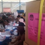 Ribuan warga tiap kecamatan terlibat dalam pelaksanaan sortir dan lipat (Sorlip) surat suara Pemilu 2024 di Gudang Logistik KPU Kota Bandung, pada Senin (8/1).