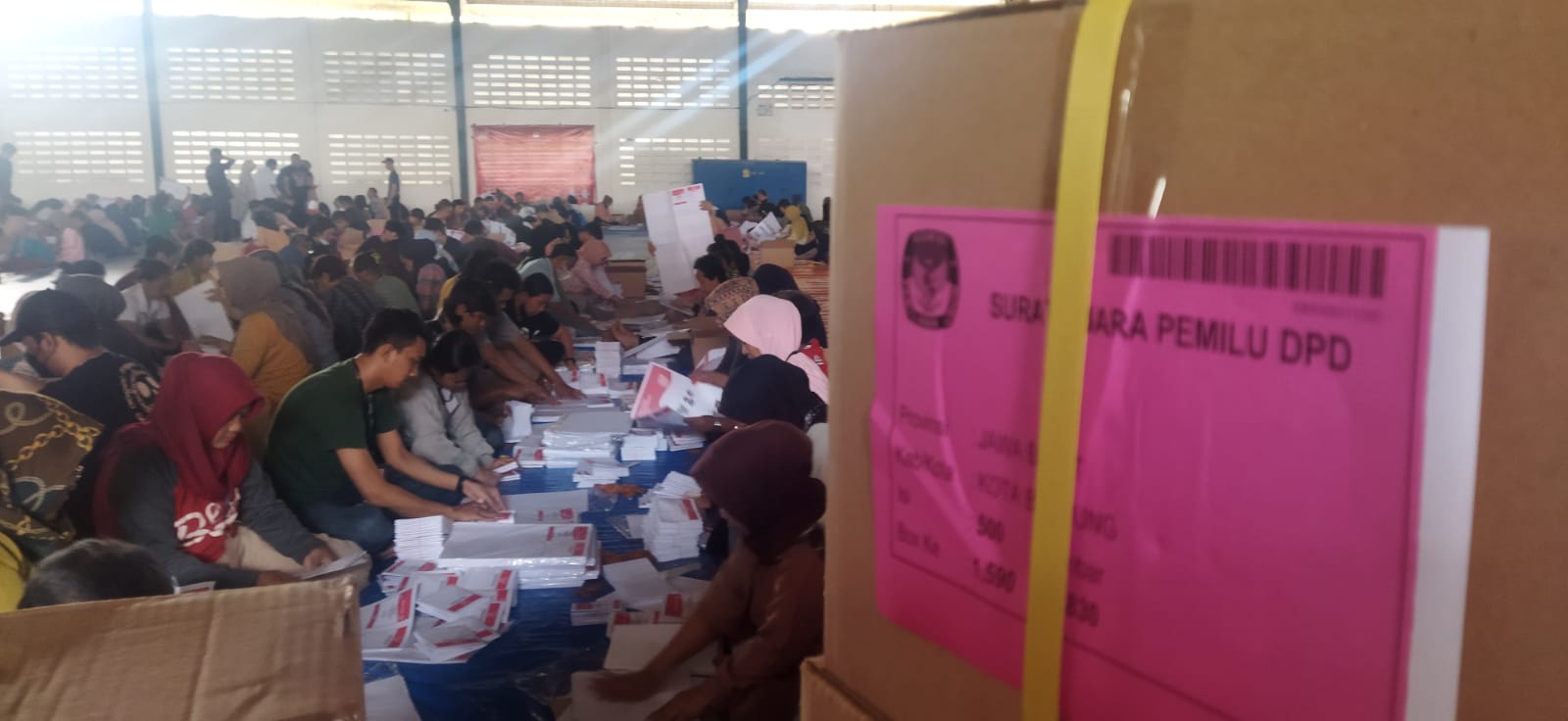 Ribuan warga tiap kecamatan terlibat dalam pelaksanaan sortir dan lipat (Sorlip) surat suara Pemilu 2024 di Gudang Logistik KPU Kota Bandung, pada Senin (8/1).