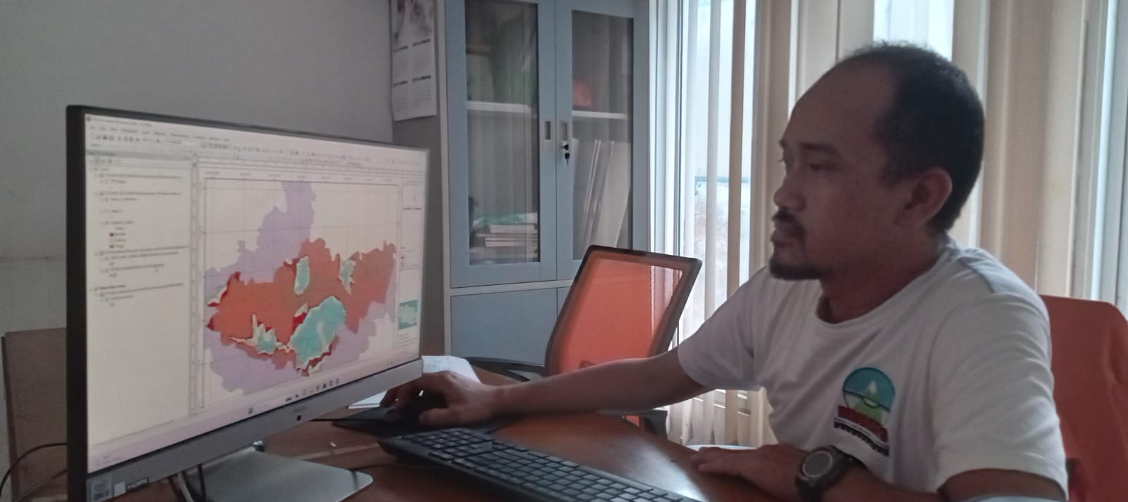 Sekretaris BPBD Kota Banjar Asep Setiadi tengah mengecek peta risiko bencana di lokasi TPS rawan bencana di Kota Banjar, Senin 29 Januari 2024.