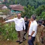 Pj Gubernur Jabar, Bey Triadi Machmudin (putih depan), saat meninjau lokasi longsor di Kampung Cibatu Hilir RT 01 RW 11, Desa Sekarwangi, Kecamatan Cibadak, Kabupaten Sukabumi (29/1).