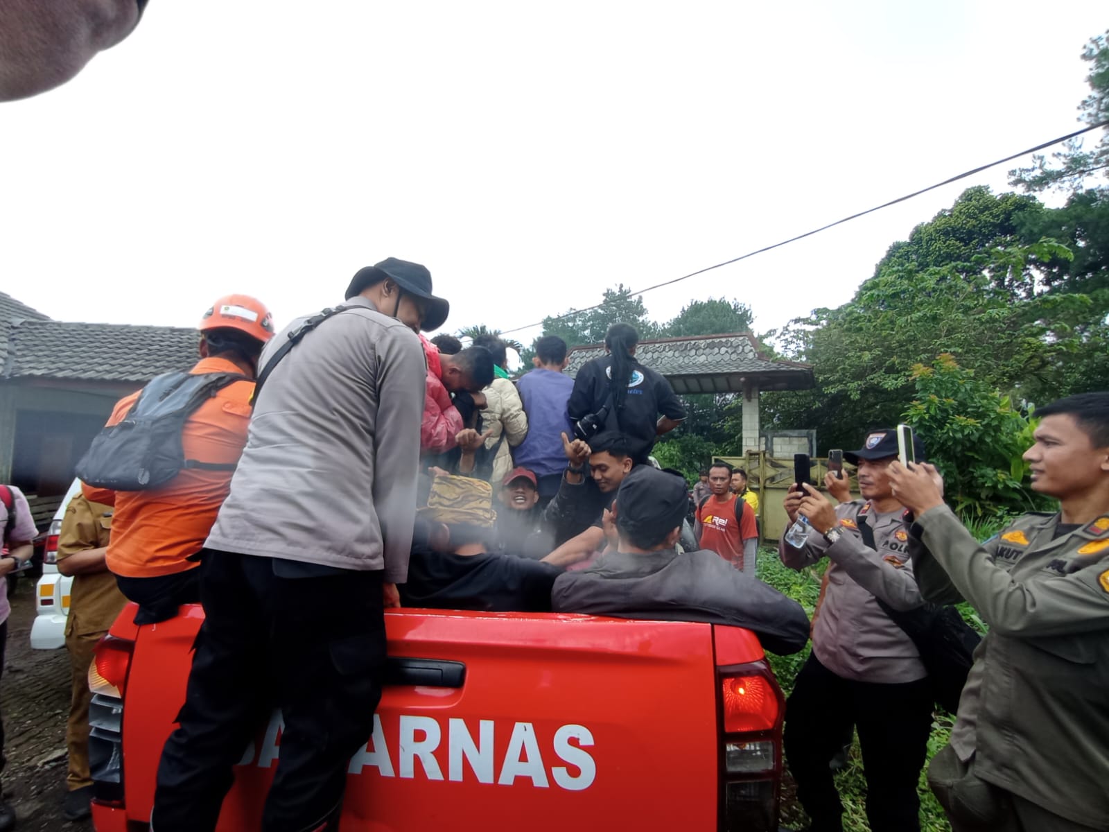 Tim SAR usai mengevakuasi pendaki yang tersesat di Gunung Pangrango, Senin (29/1).