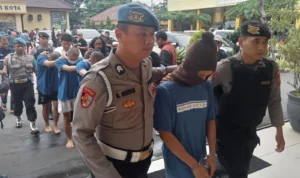 Para pelaku saat digiring petugas di Mapolresta Bogor Kota, Senin (29/1).