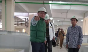 Ketua Komisi III DPRD Kota Bogor, Zenal Abidin (Kanan) bersama jajaran saat sidak lokasi proyek revitalisasi Pasar Jambu Dua, Senin (29/1).