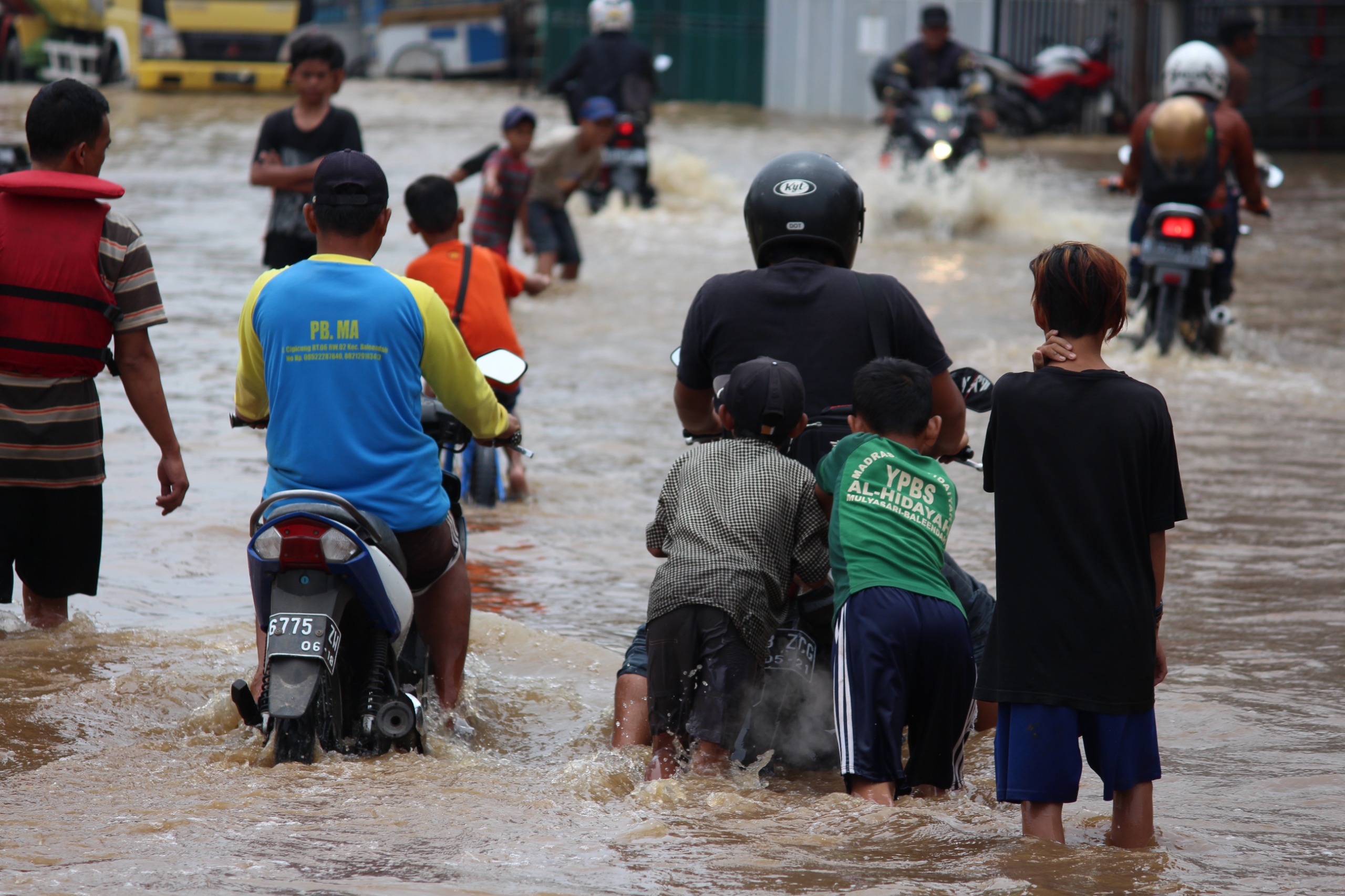 Ilustrasi: Warga Kota Bandung sedang menerjang banjir.