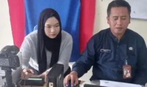 Pemilih pemula saat melakukan perekaman e-KTP di SMAN 2 Lembang, Kabupaten Bandung Barat (KBB), Senin (29/1).