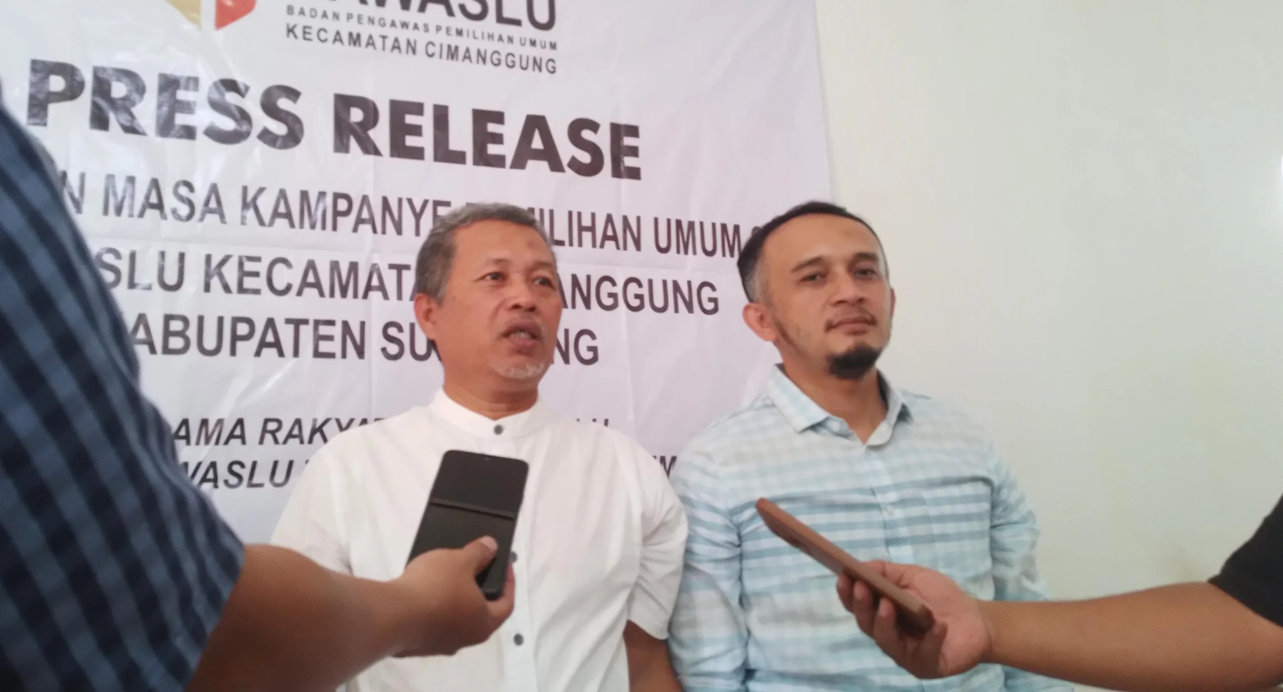 Ketua Panwaslu Kecamatan Cimanggung, Ajang Tayudin, saat dikonfirmasi perihal APK