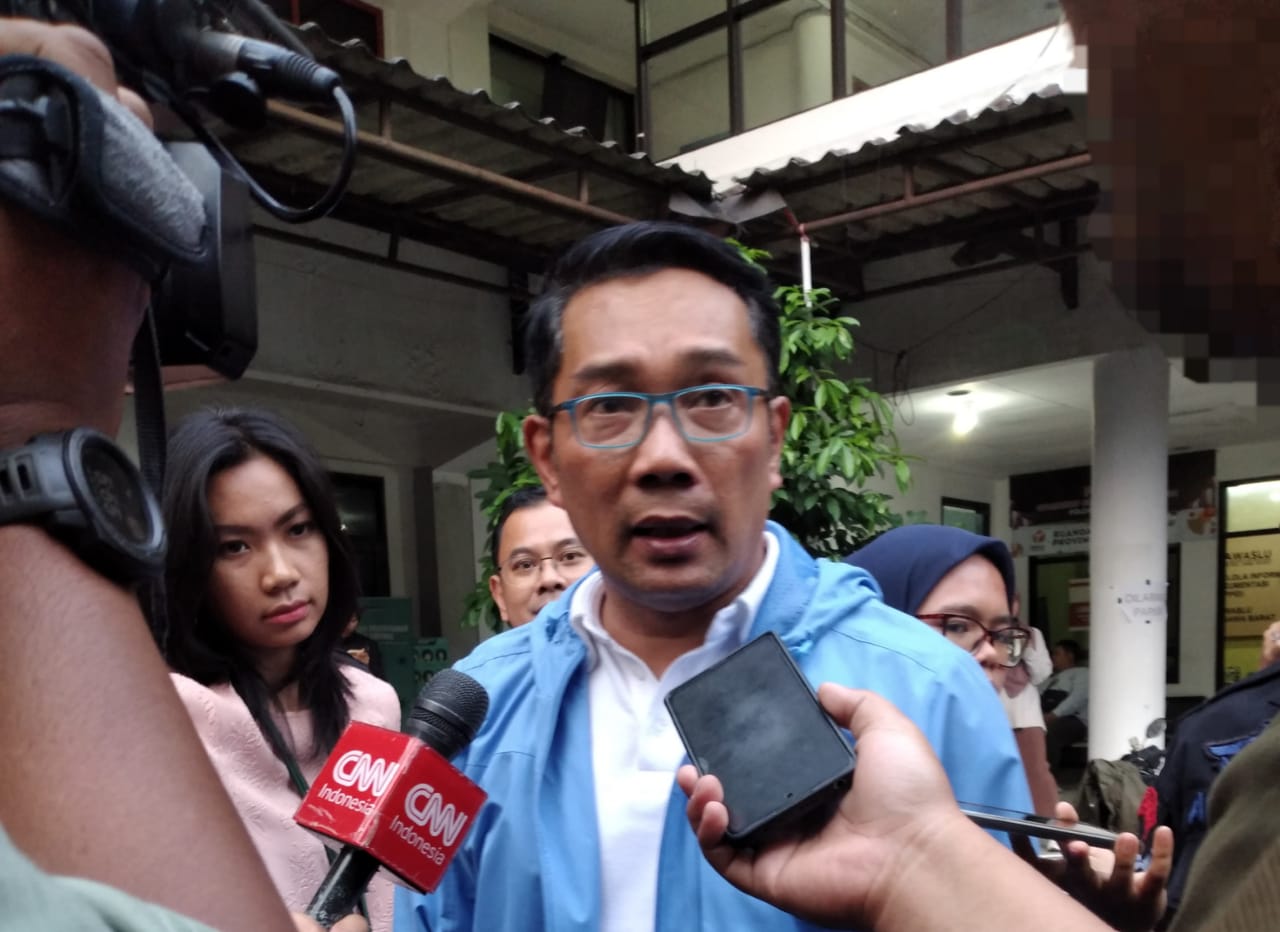 Ridwan Kamil merespons kampanye salam 4 jari yang belakang viral. Foto Hendrik Muchlison