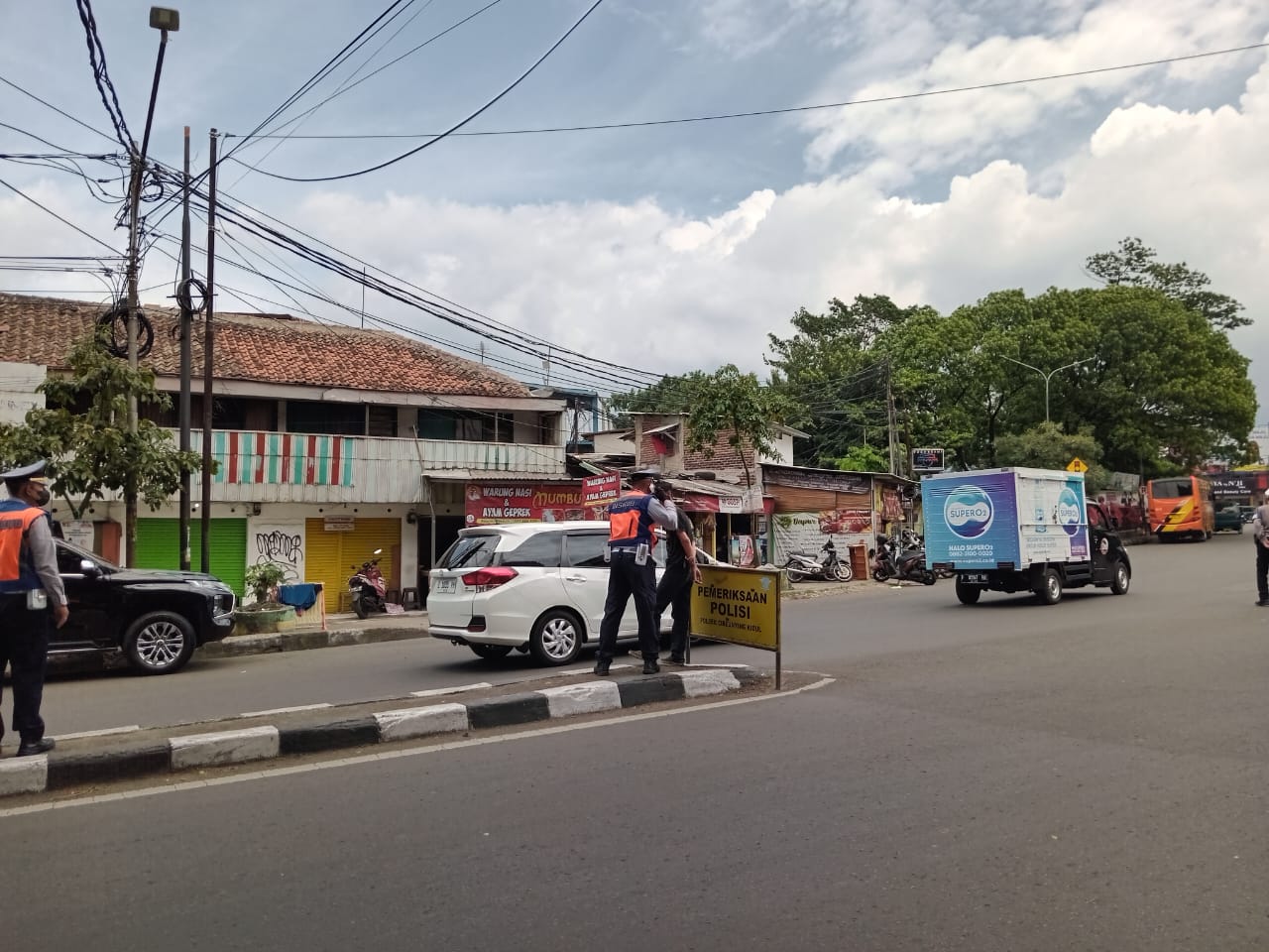Gandeng Dishub, Polsek Cibeunying Kidul gelar operasi kepolisian di Jalan Ahmad Yani, Kota Bandung. (Sadam Husen / JE)
