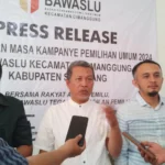 Ilustrasi: Ketua Panwaslu Kecamatan Cimanggung, Ajang Tayudin (tengah) saat diwawancarai. (Yanuar/Jabar Ekspres)