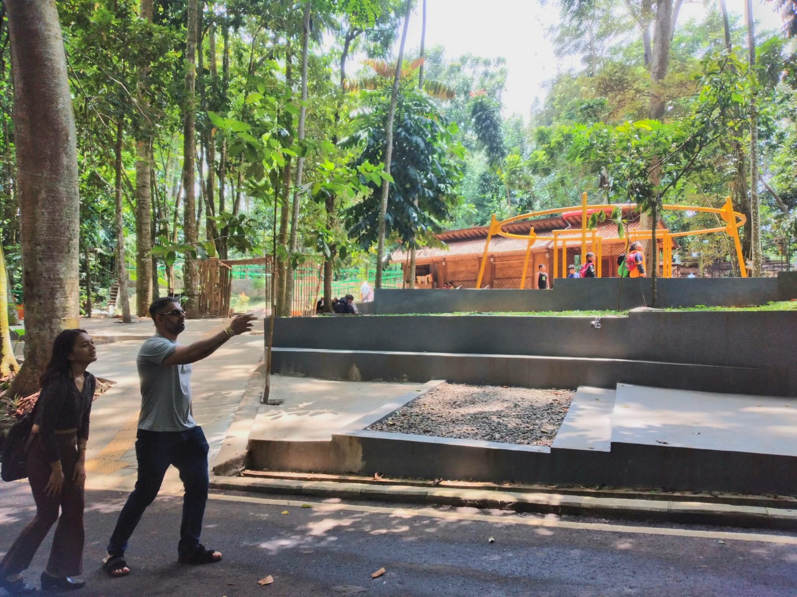 Wisatawan asing yang berkunjung ke Tahura Bandung / Hendrik Muchlison