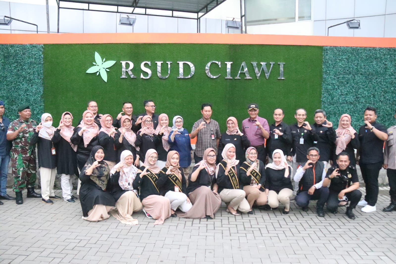 Foto bersama PJ Bupati Bogor dengan jajaran RSUD Ciawi.
