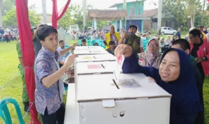 Warga memasukkan spesimen surat suara ke dalam kotak suara usai melakukan pencoblosan di bilik suara di TPS 12 Neglasari dalam acara simulasi pungut hitung yang digelar KPU Kota Banjar, Rabu 31 Januari 2024.
