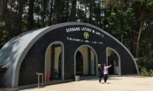 Gerbang Taman Hutan Raya (Tahura) Ir. H. Djuanda, Kabupaten Bandung.