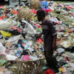 Banjir sampah di Pasar Sehat Cileunyi, Kabupaten Bandung.