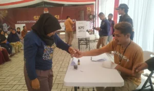Salah seorang warga ketika mencelupkan jarinya ke tinta saat proses simulasi pemungutan dan penghitungan suara di KPU Kota Sukabumi.