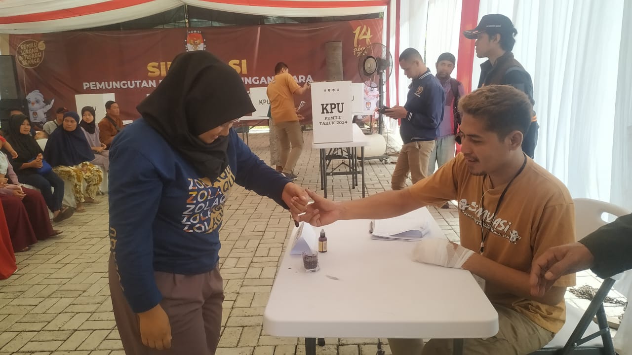 Salah seorang warga ketika mencelupkan jarinya ke tinta saat proses simulasi pemungutan dan penghitungan suara di KPU Kota Sukabumi.