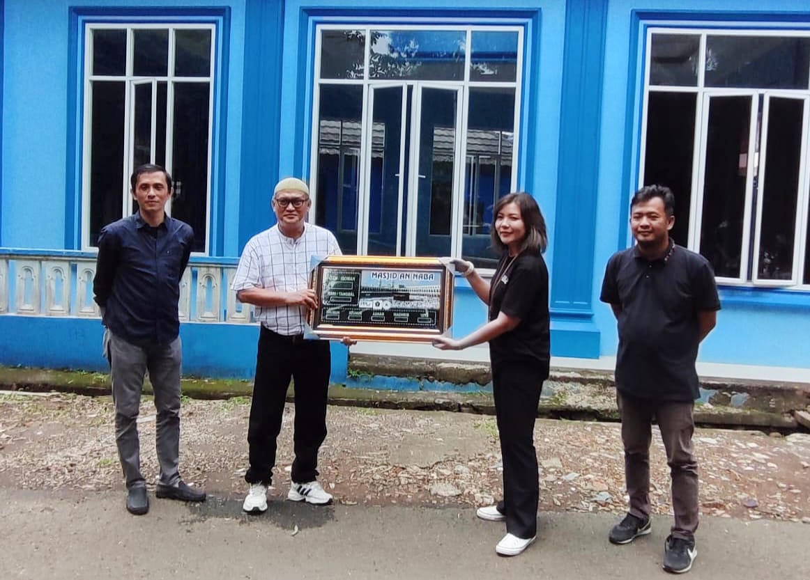 Ketua DKM Masjid An-Naba, Ustadz Dudi Mauludi didampingi Ketua PWI Kota Bogor, Arihta Utama Surbakti secara simbolis menerima jam digital dari Manager Humas PPLI, Arum Tri Pusposari, Rabu (31/1).