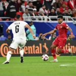 Pemain Timnas Indonesia, Yakob Sayuri, saat melewati hadangan pemain Iraq pada laga perdana Piala Asia 2023.