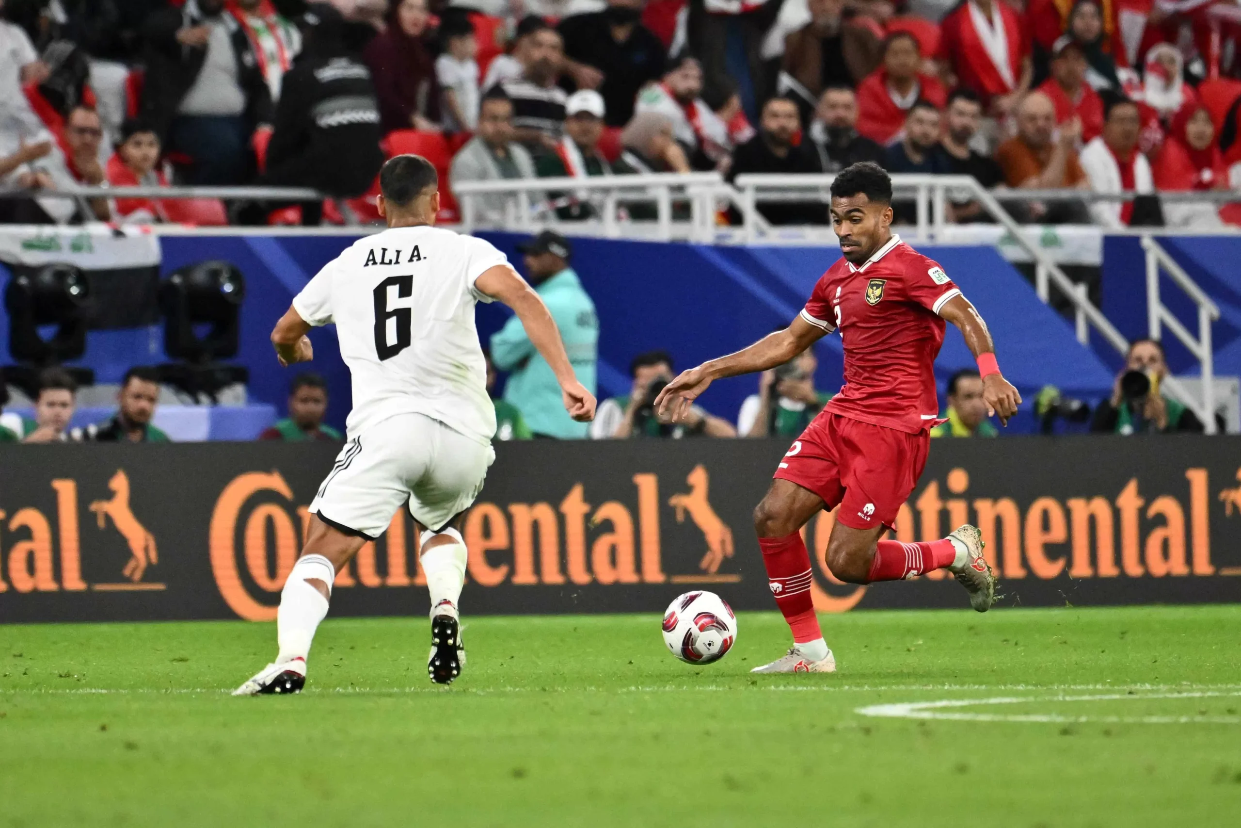 Pemain Timnas Indonesia, Yakob Sayuri, saat melewati hadangan pemain Iraq pada laga perdana Piala Asia 2023.