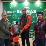 Dua pria di Bandung melelang sepeda motor Vespa antik untuk donasi ke Palestina dengan harga mencapai Rp 67 juta.