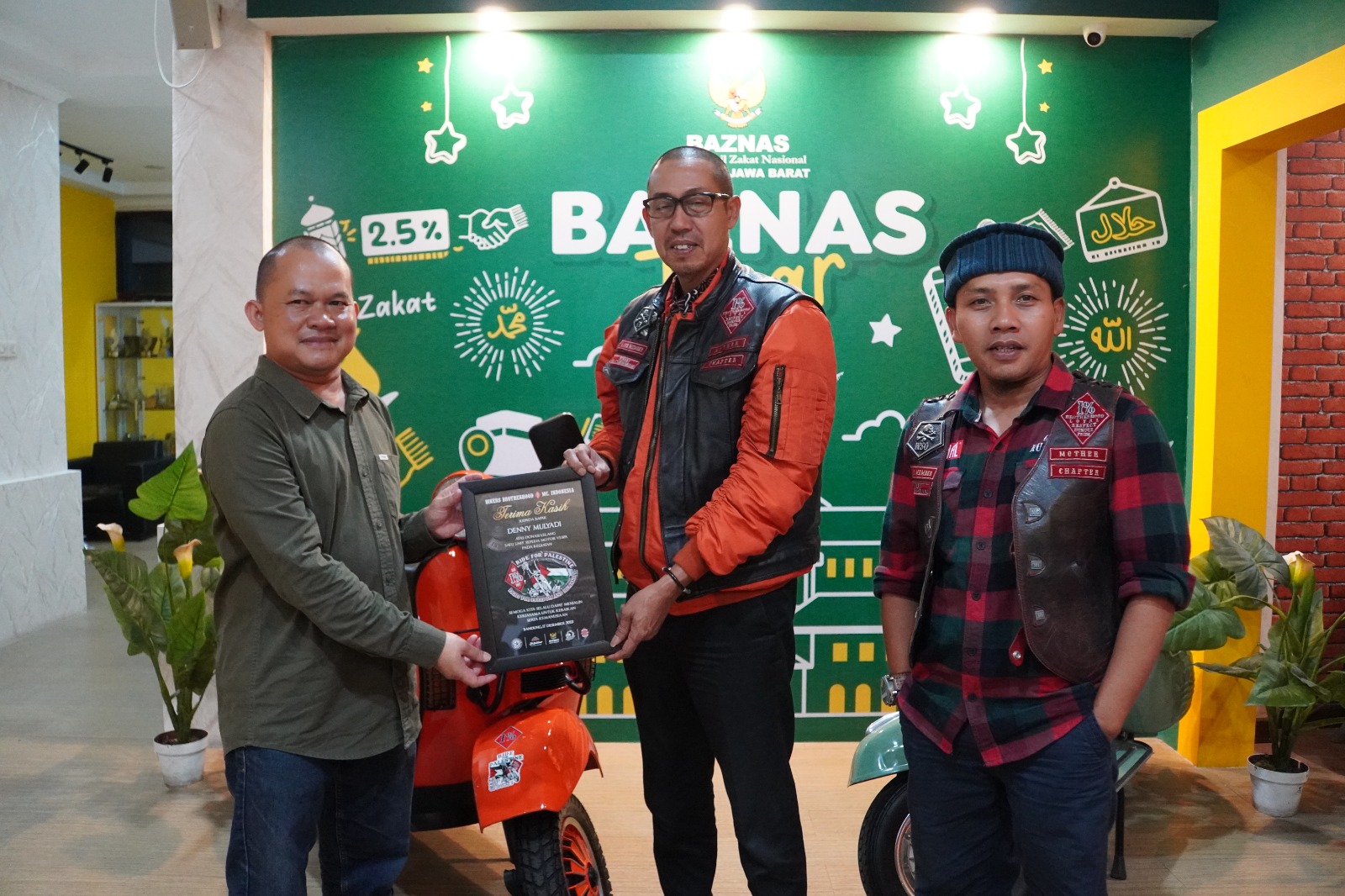 Dua pria di Bandung melelang sepeda motor Vespa antik untuk donasi ke Palestina dengan harga mencapai Rp 67 juta.