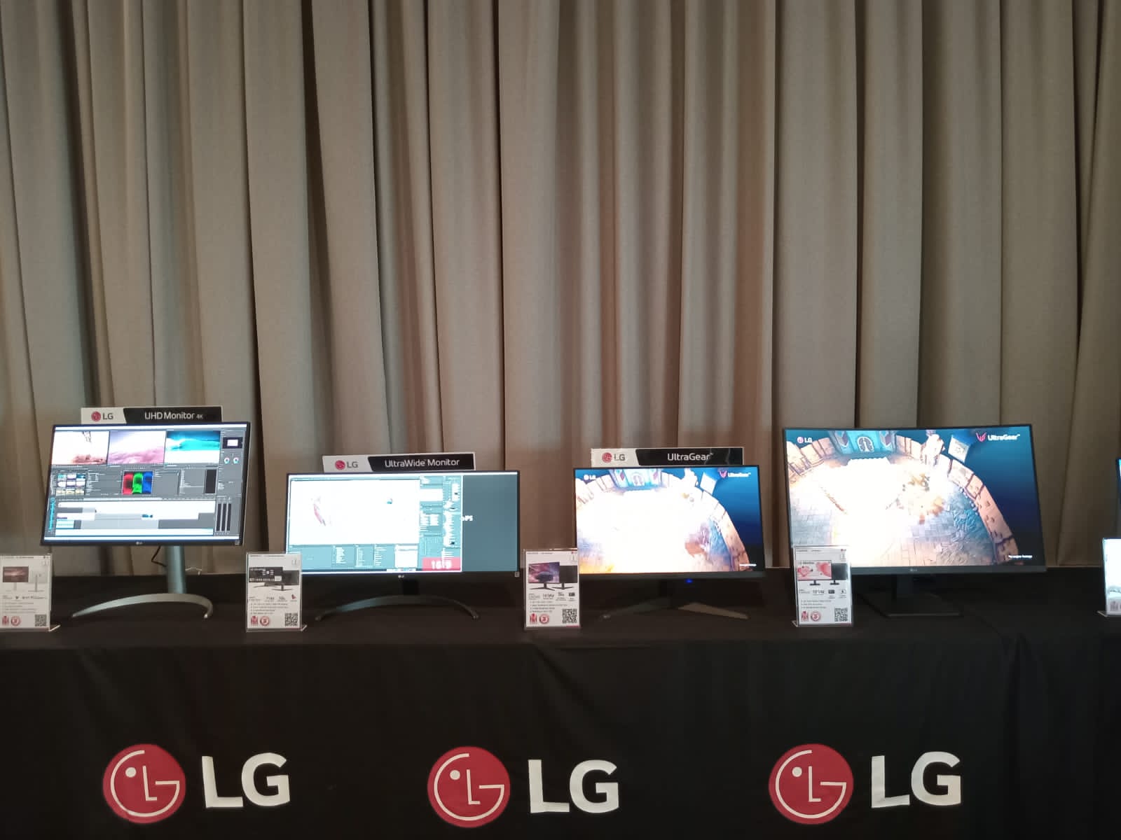 LG Electronics Indonesia (LG) luncurkan monitor Seri MR yang diyakini mampu memberikan dua kenyaman sekaligus yakni bekerja dan bermain game dengan responsivitas 100hz (Sadam Husen Soleh Ramdhani)