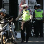 Pemeriksaan kelengkapan kendaraan beemotor dan knalpot bronx oleh petugas Polantas saat masa kampanye di Jalan Kiara Condong, Kota Bandung. (Pandu Muslim/Jabar Ekspres)