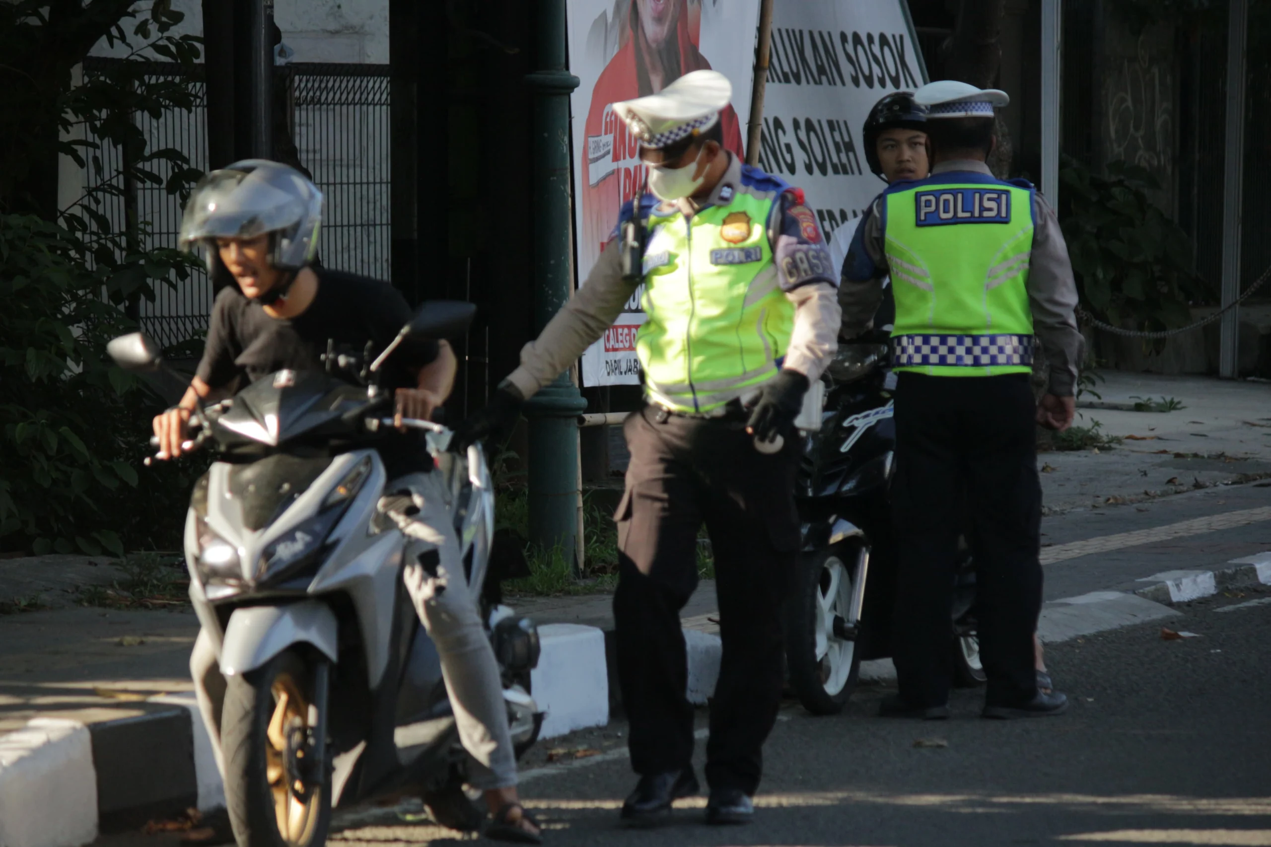 Pemeriksaan kelengkapan kendaraan beemotor dan knalpot bronx oleh petugas Polantas saat masa kampanye di Jalan Kiara Condong, Kota Bandung. (Pandu Muslim/Jabar Ekspres)